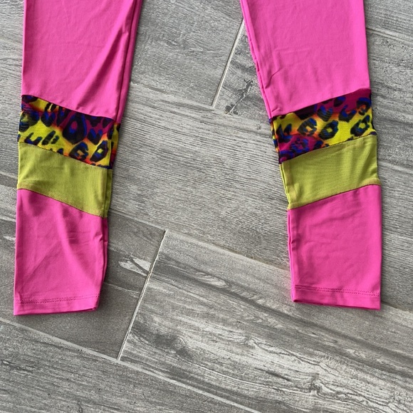 Authentic DELANI GRAPHIK Cheetah Leggings - Picture 7 of 12